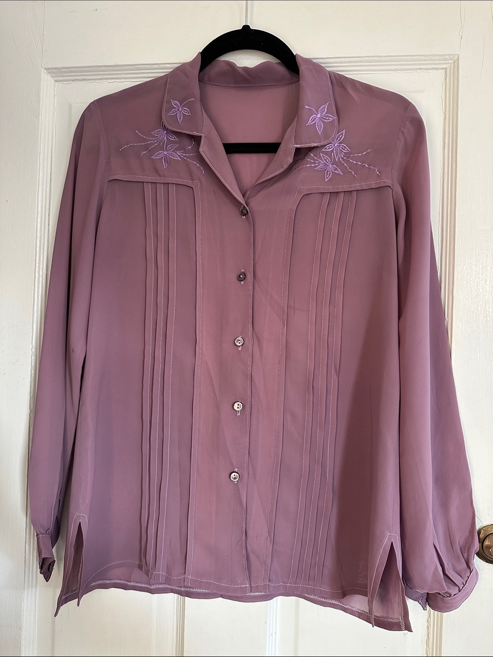 Vintage Women's Mauve Button-Front Blouse with Embroidered Collar